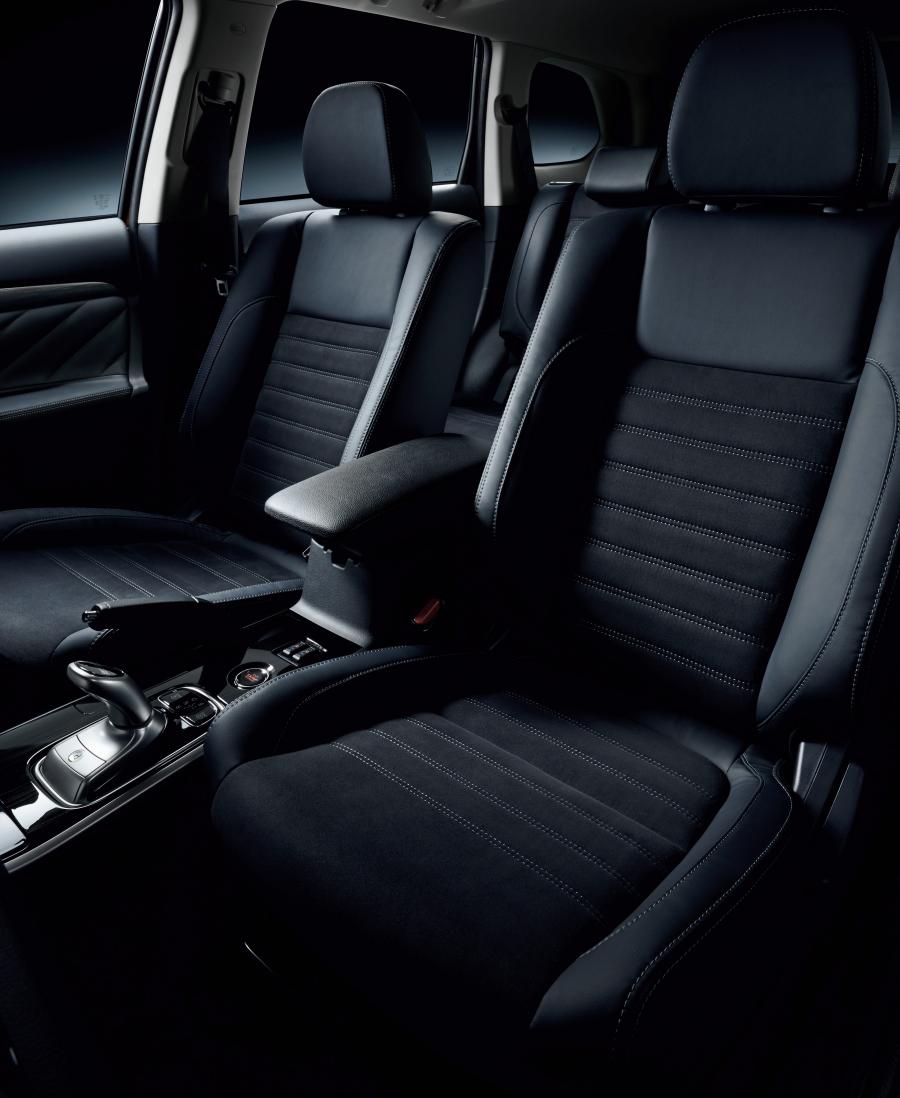 Интерьер Mitsubishi Outlander PHEV 2017 года  (JP) (фото 20 из 22)